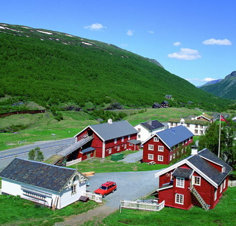 Fjellstue med mange bygninger ved vei