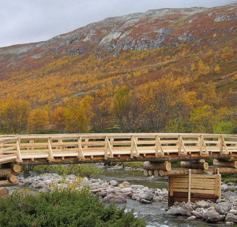 Nybygd bru i høstfjell