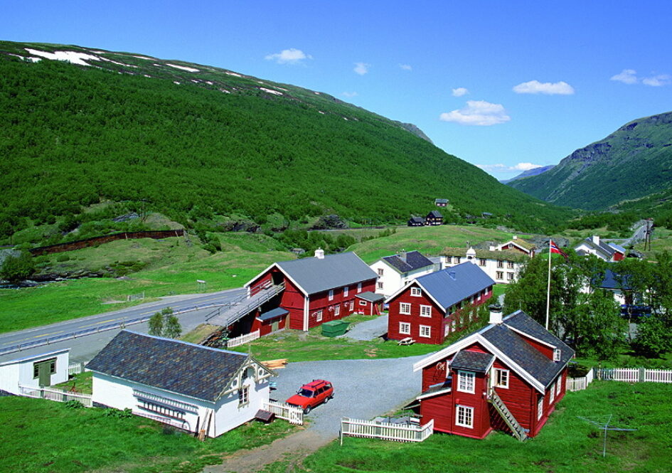 Fjellstue med mange bygninger ved vei