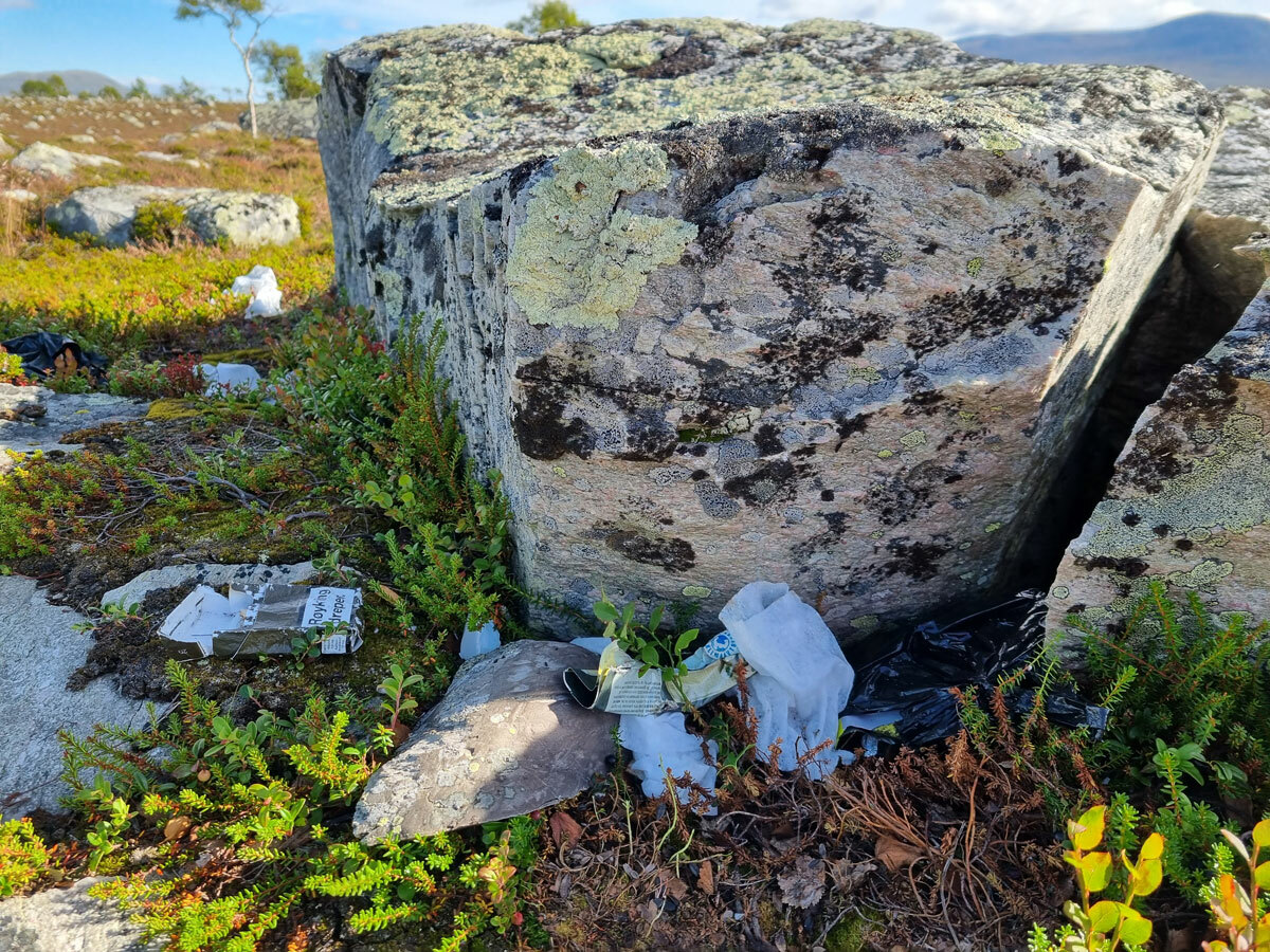 Søppel langt igjen ved Røvollen i Femundsmarka nasjonalpark