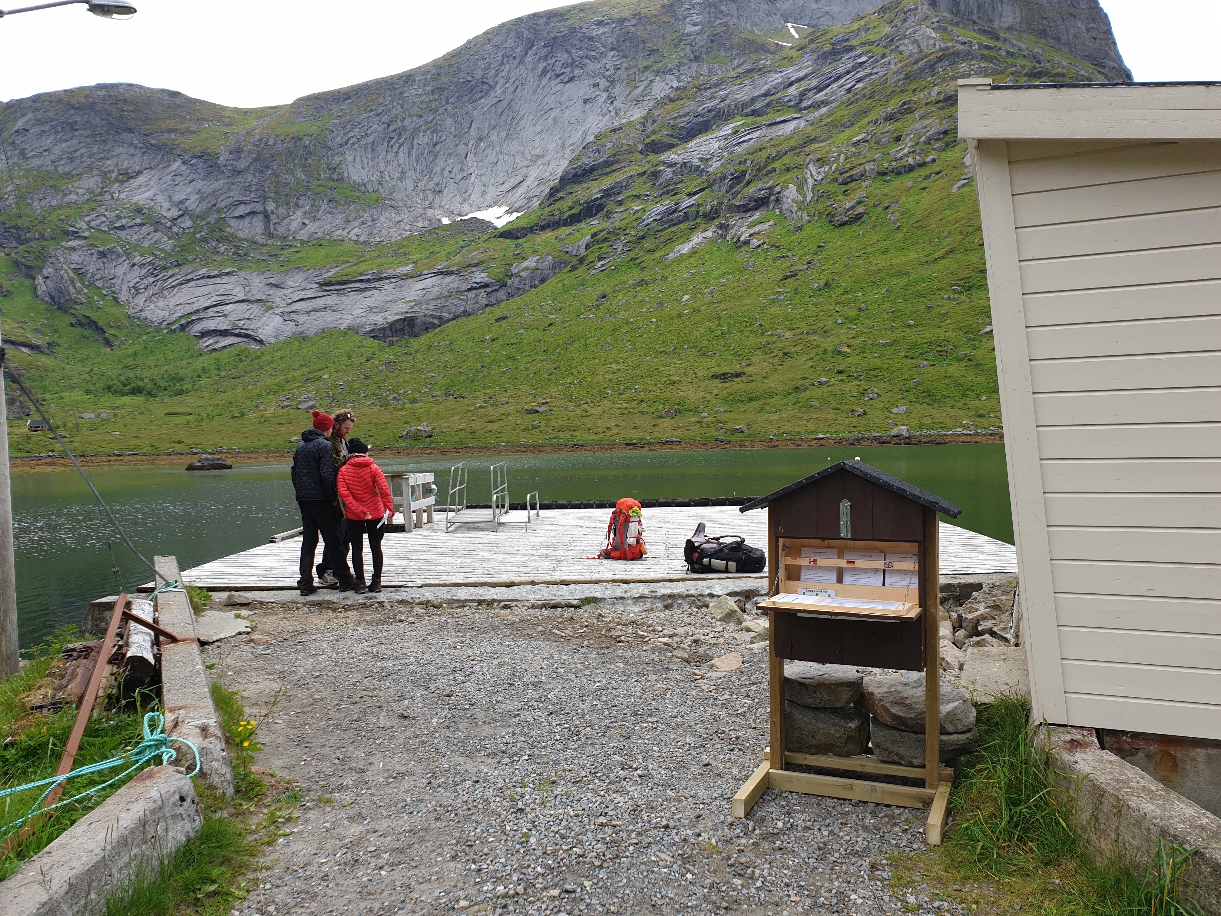 Turgåere som venter på fjordruta på kaia på Kjerkfjorden
