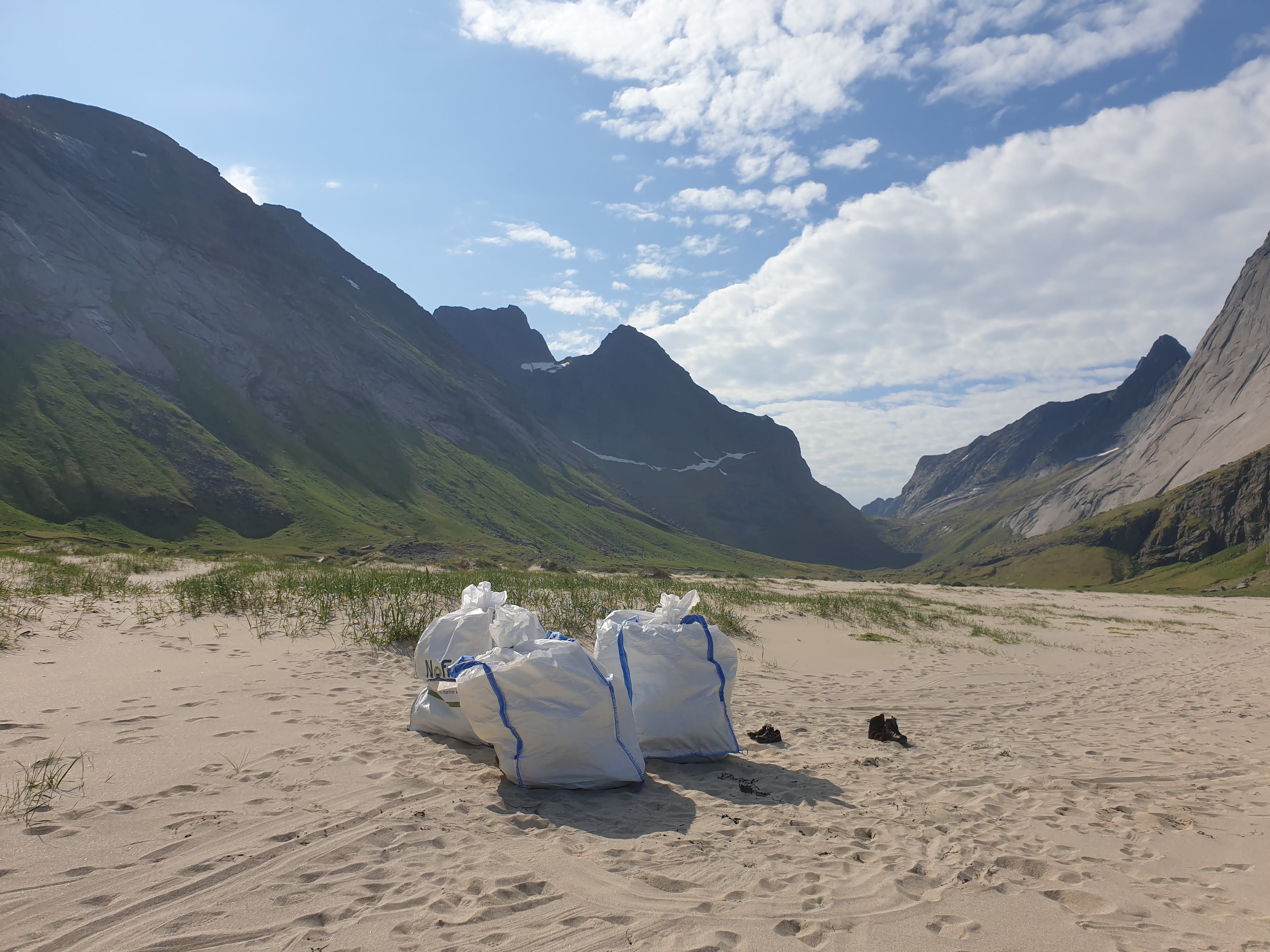 Marint avfall pakket i kubikksekker på Horseid i Lofotodden nasjonalpark