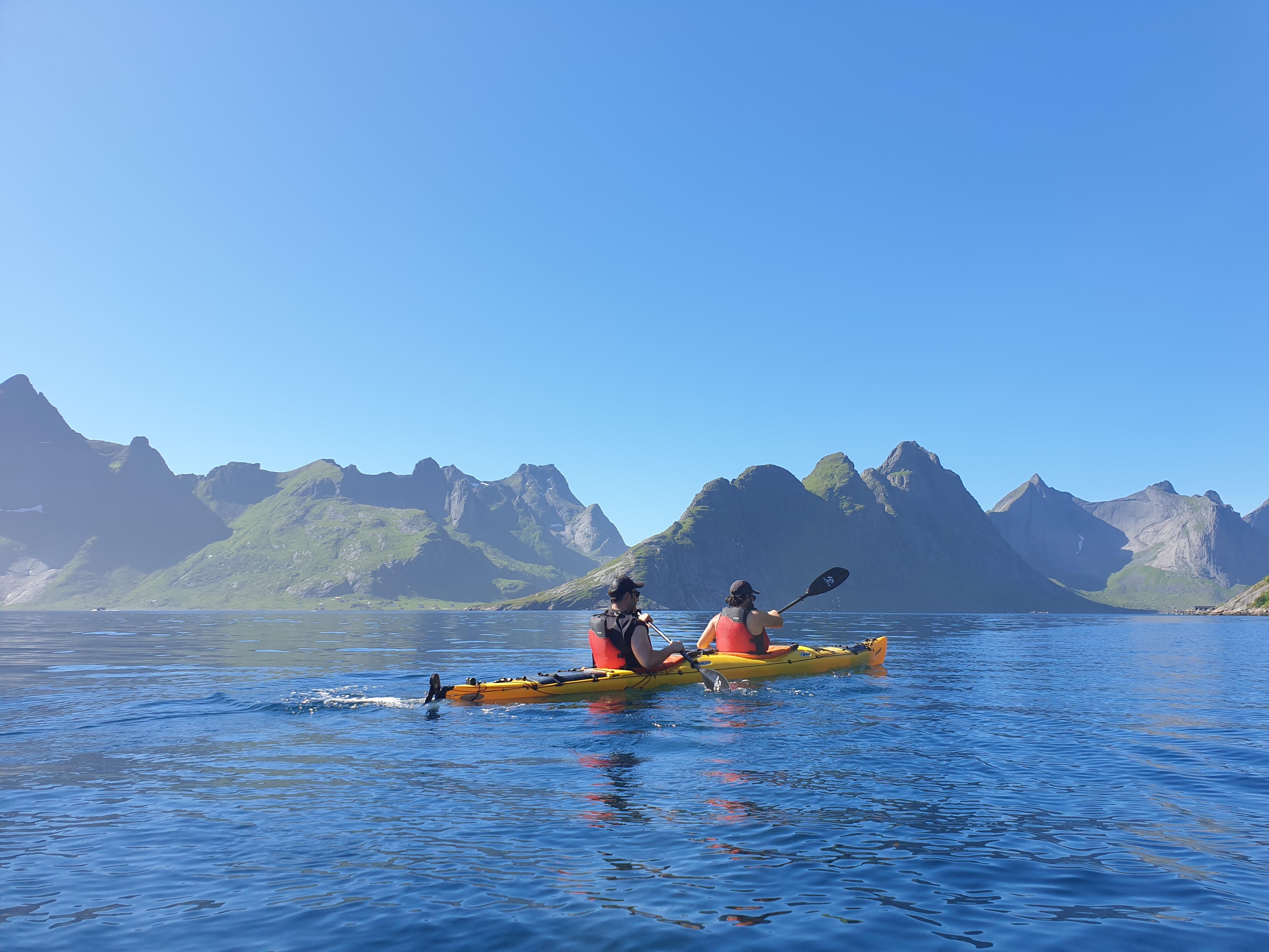 To venner i en dobbelkajakk på Reinefjorden.