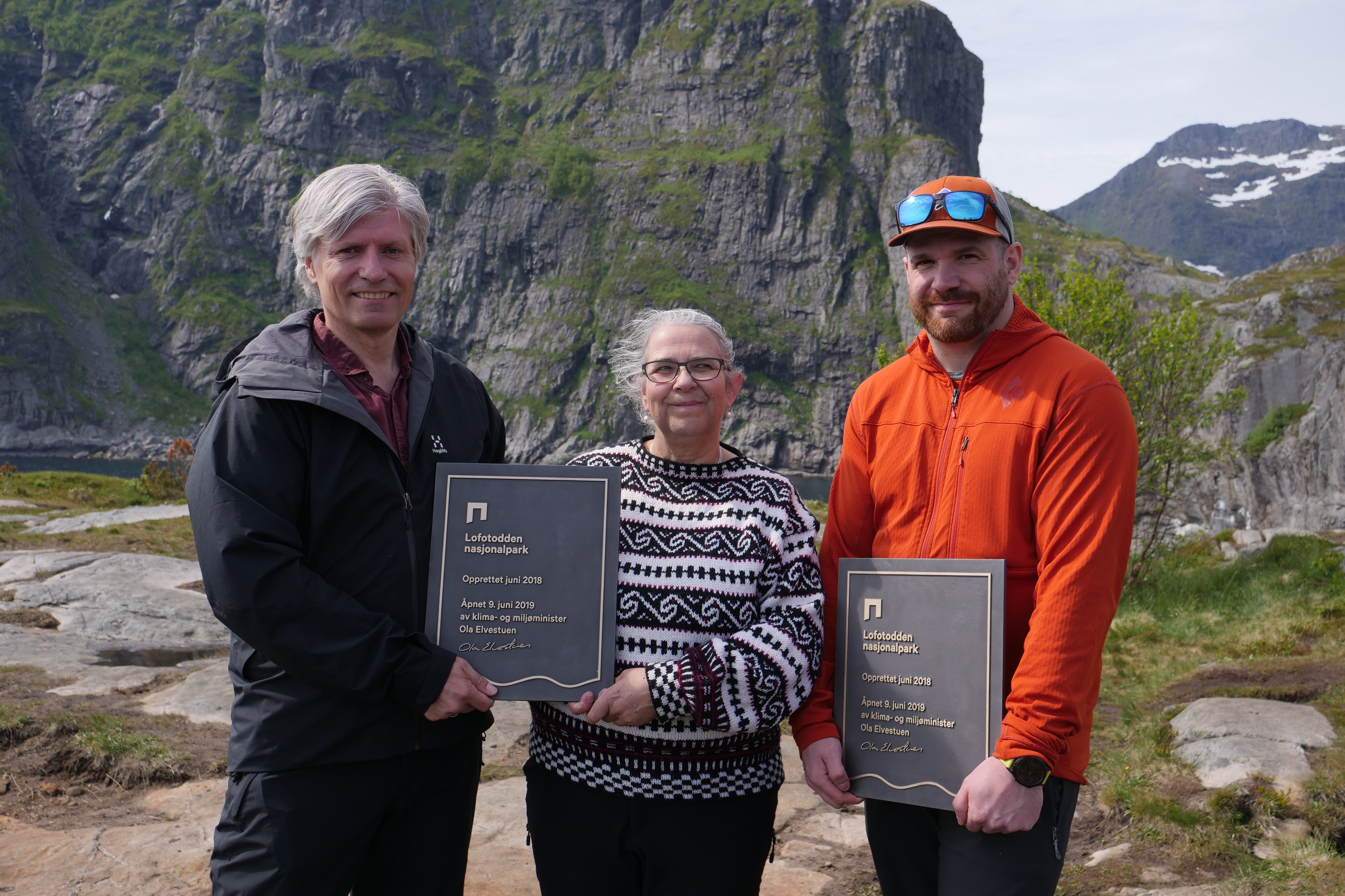 Fra den offisielle åpningen av Lofotodden nasjonalpark, 9. juni 2019. Bilde av Ola Elvestuen (tidligere Klima- og Miljøminister), Lillian Rasmussen (ordfører i Moskenes kommune) og Hans Fredrik Sørdal (tidligere ordfører i Flakstad kommune)