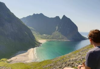 Turgåer tar seg en etterlengtet hvil med utsikt mot Kvalvika.