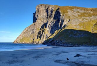 Surfer på Kvalvika