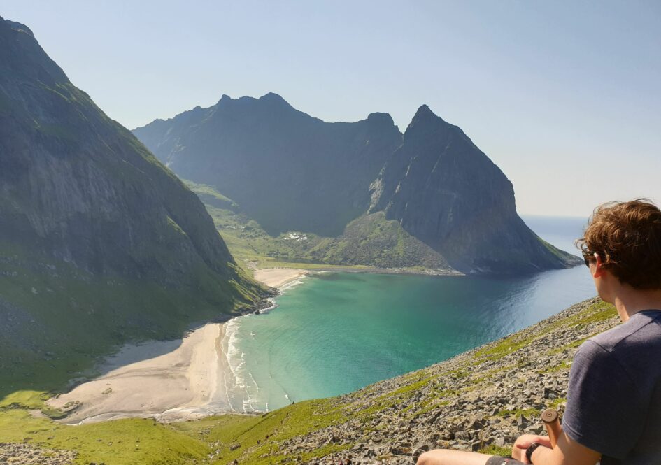 Turgåer tar seg en etterlengtet hvil med utsikt mot Kvalvika.