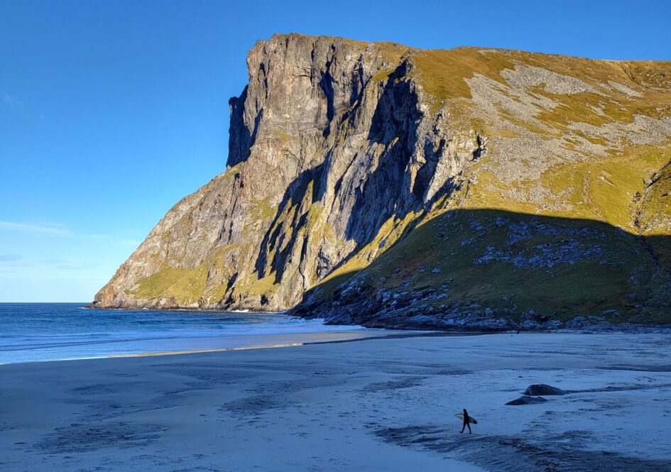 Surfer på Kvalvika