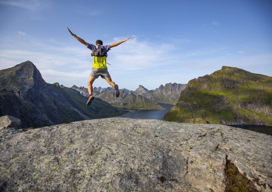 Hoppende glede på vei opp Hermannsdalstinden