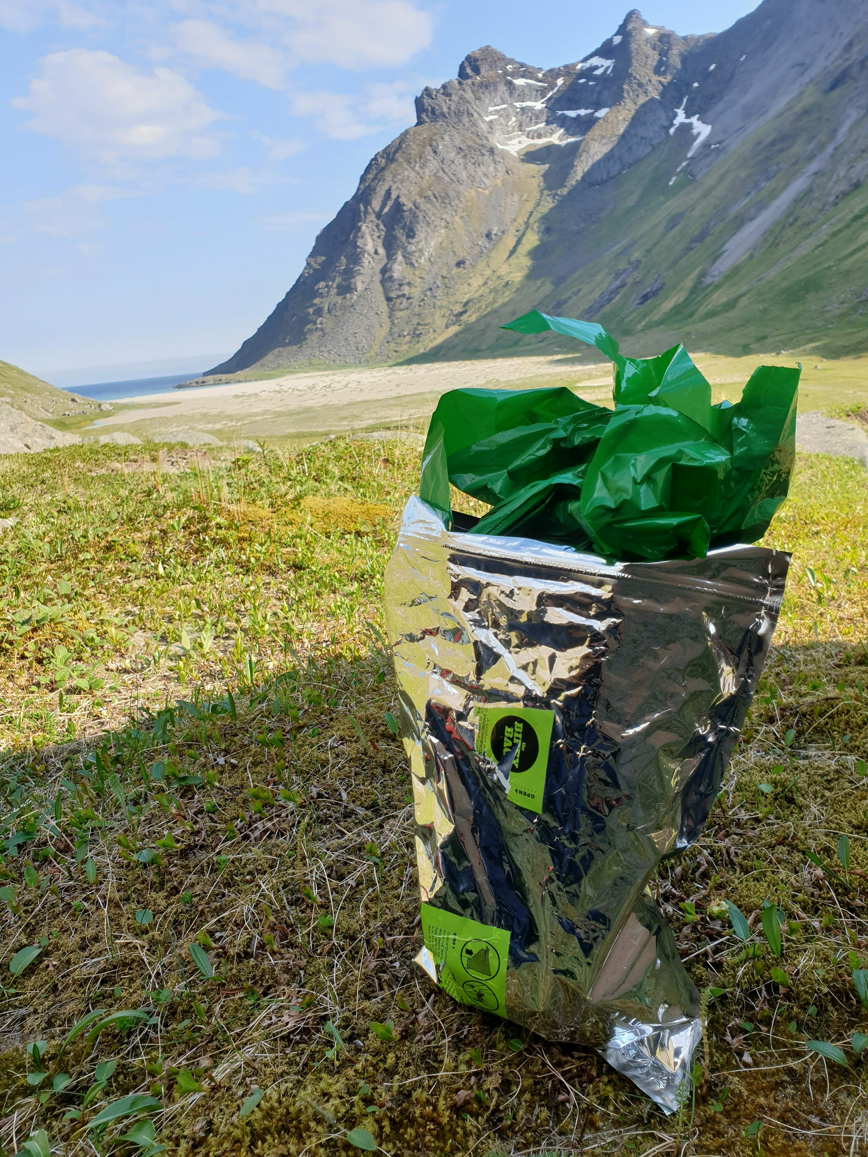 Biffy Bag er en bæsjepose for mennesker. Innerposen knytes rundt livet når du må på do. Knyt en knute på innerposen og stapp den ned i ytterposen med ziplock. Posen er robust og luktfri.
