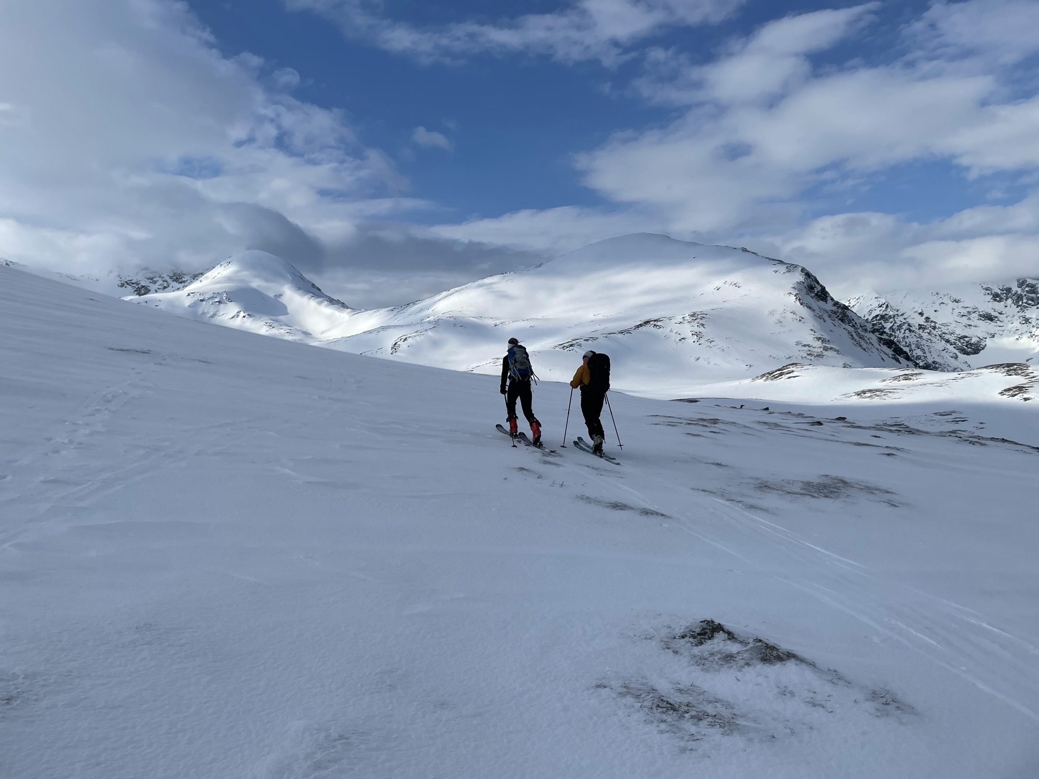 På tur opp på fjellet på randoneski