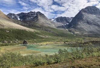 Utsikt med smeltevann fra bre og fjell i Goverdalen