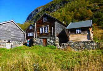 På høgdegarden Nedbergo i Nærøyfjorden er eit gamalt uthus flott restaurert. Foto: Harald Skjerdal.