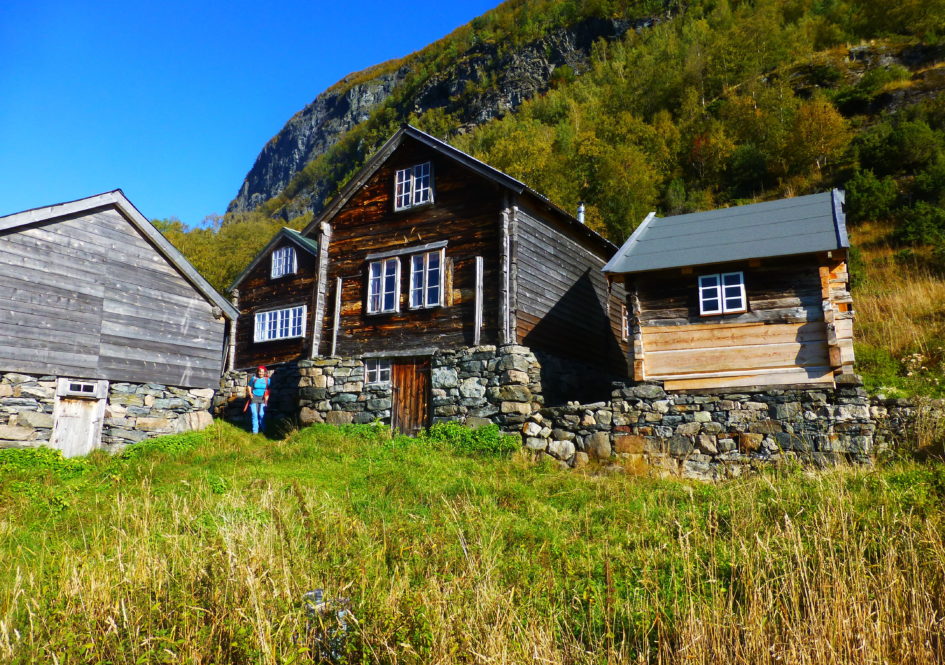 På høgdegarden Nedbergo i Nærøyfjorden er eit gamalt uthus flott restaurert. Foto: Harald Skjerdal.