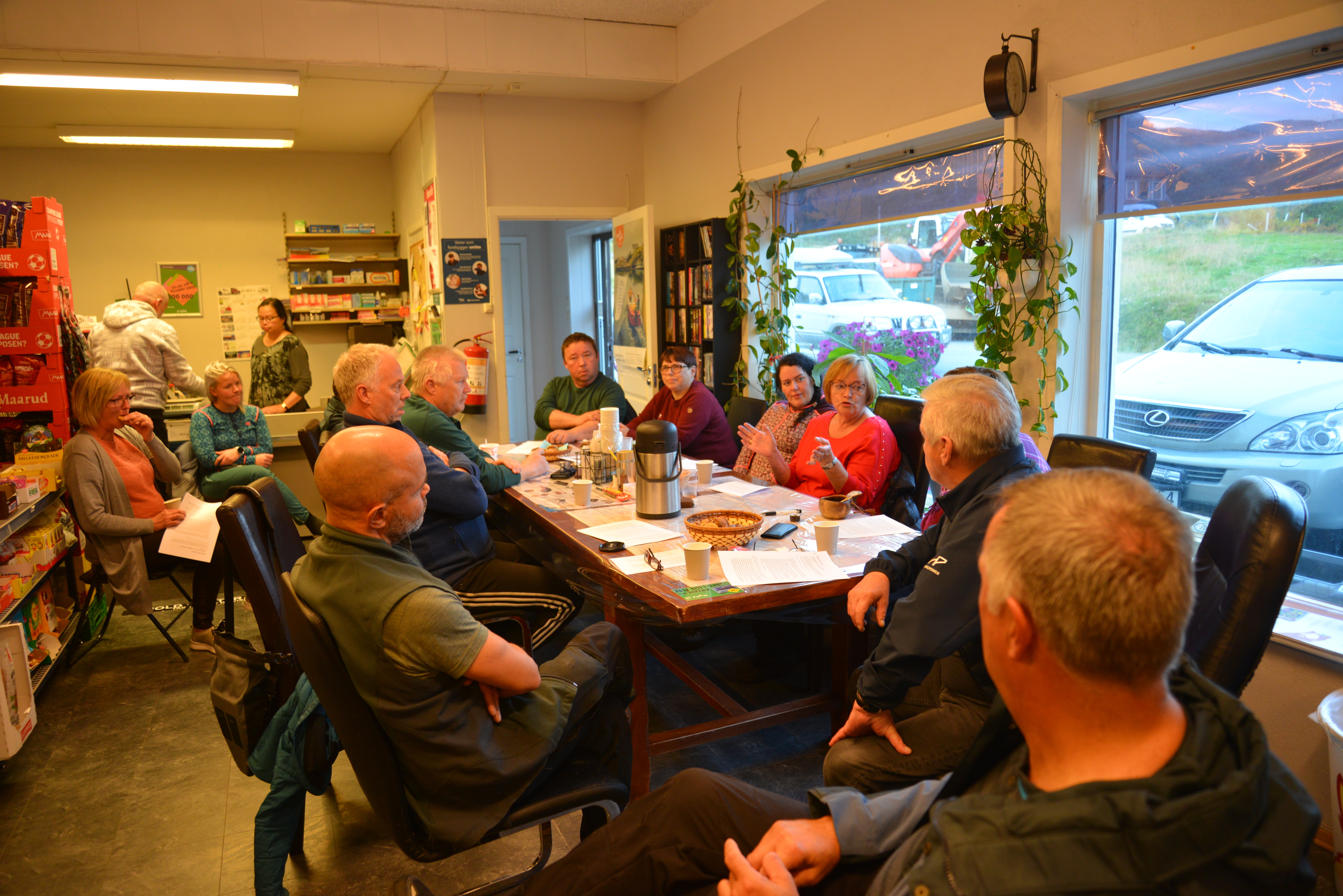 Nasjonalparkstyret, lokalbefolkning og sametingspolitikere rundt bordet på butikken i Hønseby